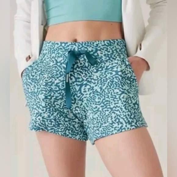 Athleta Balance Clouded Leopard Teal Blue 4” Shortie Shorts Size M NWT - Picture 11 of 13